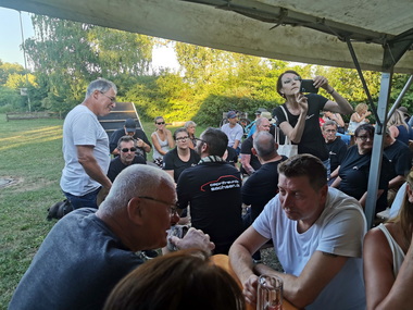Schnappschsse und Impressionen
im Festzelt bei Gemtlichkeit, 
sowie der Preisverleihung.

Snapshots and impressions
in the marquee with a cosy atmosphere, 
and the award ceremony.

Instantans et impressions
sous le chapiteau lors de la convivialit, 
ainsi que la remise des prix.